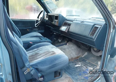 1993 Chevrolet Suburban K2500 из США, поврежденный, VIN 1GNGK26N3PJ324272